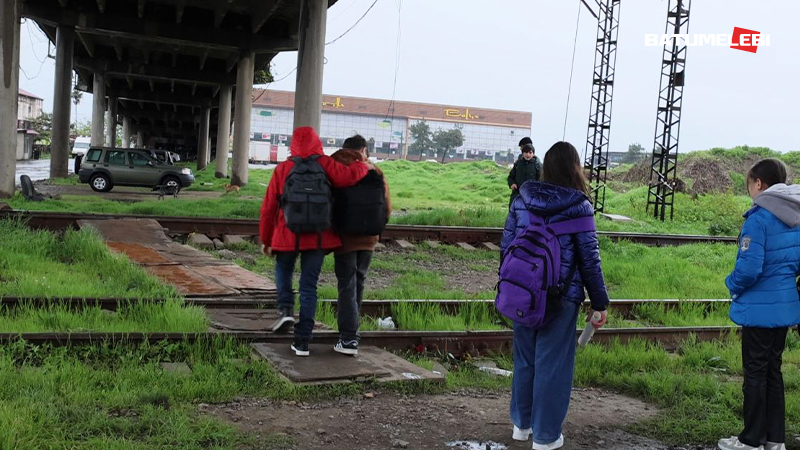 Участок железной дороги в Батуми, который ежегодно переходят сотни детей. Фото: «Батумелеби»